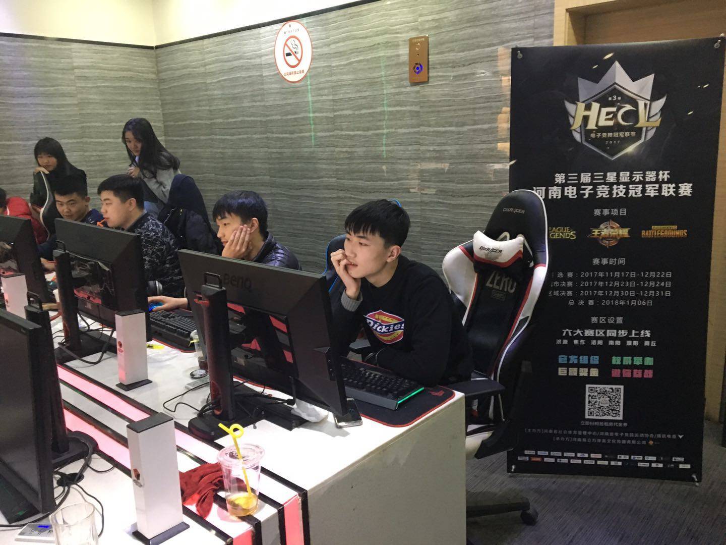 现了坚韧不 现了坚韧不